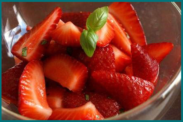 Fraises au safran et vinaigre